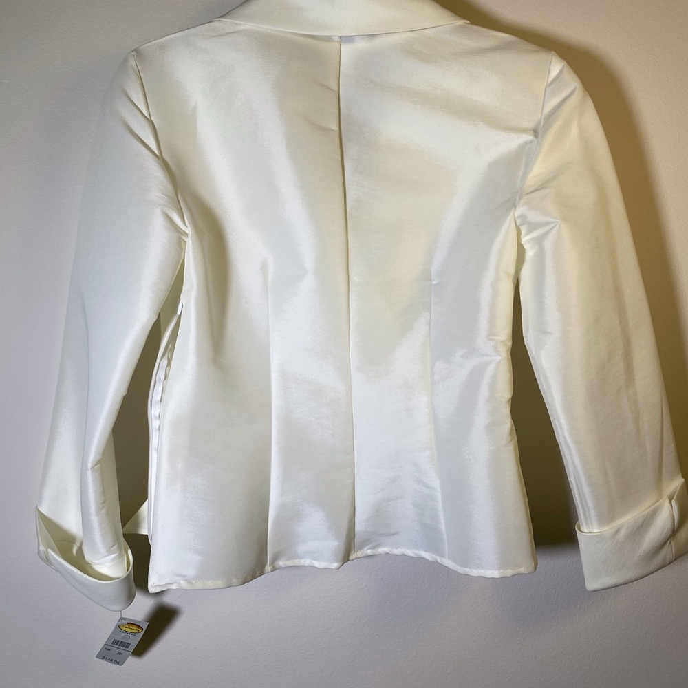 White blouse - Picture 2 of 3